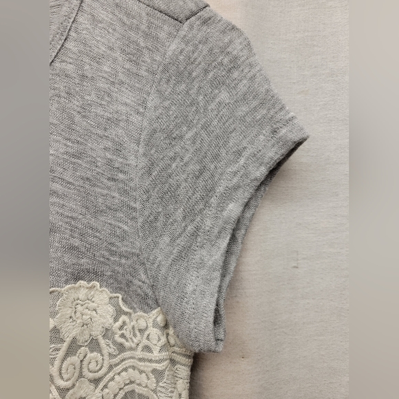 Junior's Rewind Size XS Grey Top with White Lace Overlay - Picture 4 of 6